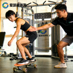 爱游戏体育官网签约安全顾问教练在健身房内进行陆地冲浪板平衡指导的教学瞬间