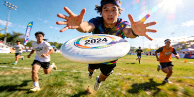 2024年团队飞盘竞技比赛精彩瞬间，选手跃起接盘