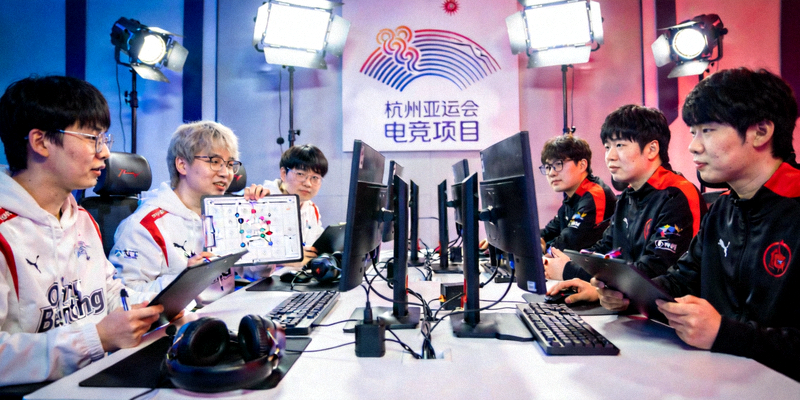 电子竞技国家队选拔集训场景，选手在训练室进行战术讨论，背景显示亚运标志