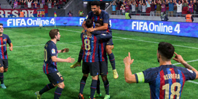 FIFA Online 4 足球电竞比赛画面，虚拟绿茵场与球员庆祝